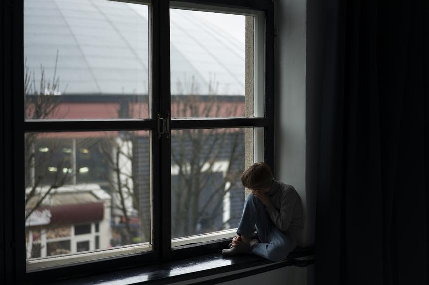 «Мой сын покончил с собой. Это не его вина»: актриса Клер МакКанн сообщила о смерти 13-летнего сына