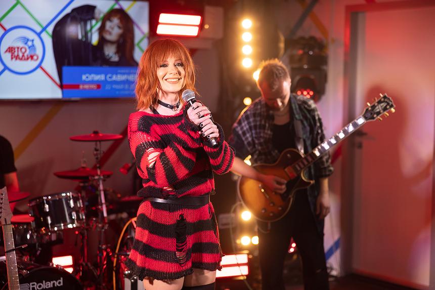 Певица Юлия Савичева устроила рок-концерт в метро и рассказала о смене образа