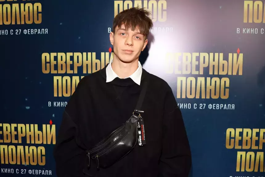 Мать Глеба Калюжного в слезах отправила сына на службу в армию