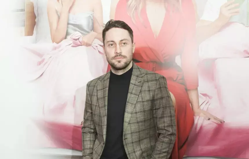 Актер Антон Филипенко поцеловал 31-летнюю Аглаю Тарасову на премии в Москве