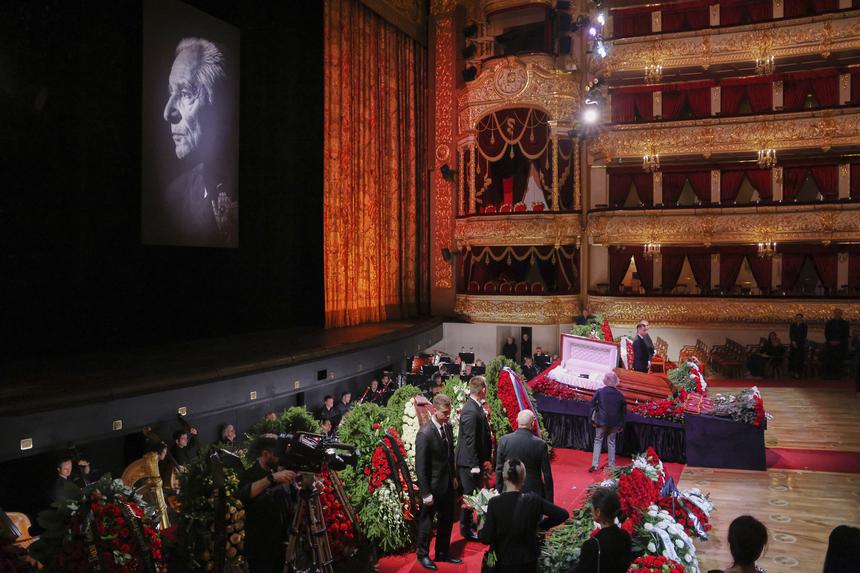 Урну с прахом хореографа Юрия Григоровича подхоронили в могилу жены