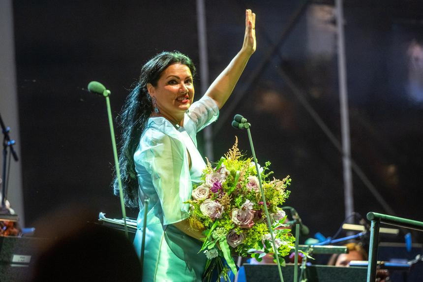 Певица Анна Нетребко привлекла внимание фотографов своим видом в центре Берлина