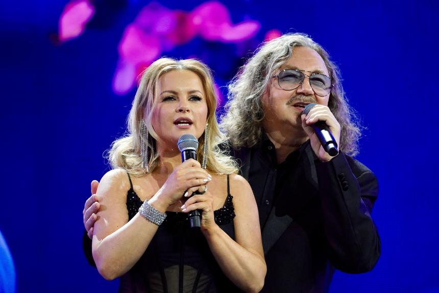 42-летняя певица Юлия Проскурякова снялась в облегающем платье с разрезом