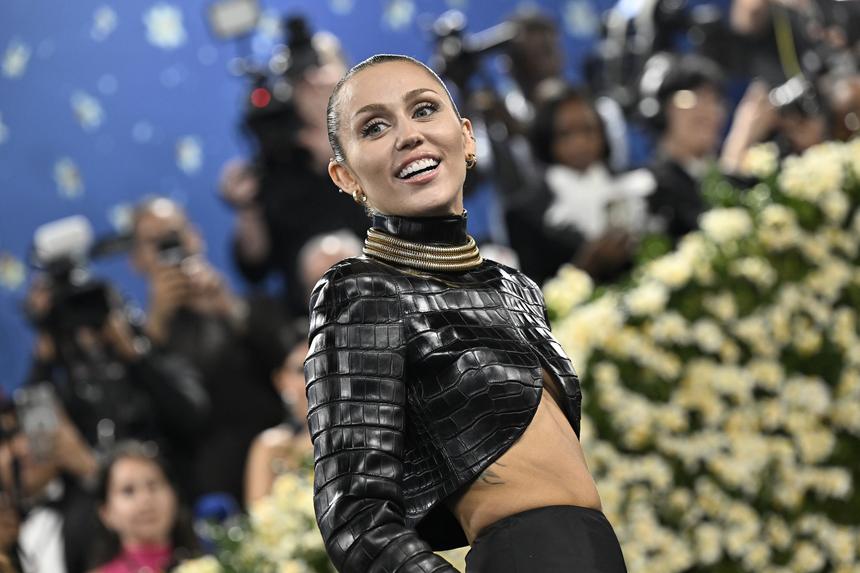 «Стала уважать родителей»: Майли Сайрус впервые высказалась о новых отношениях отца