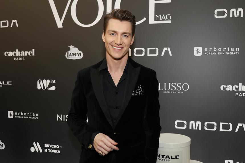 37-летний певец Алексей Воробьев показал обручальное кольцо Ксении Собчак