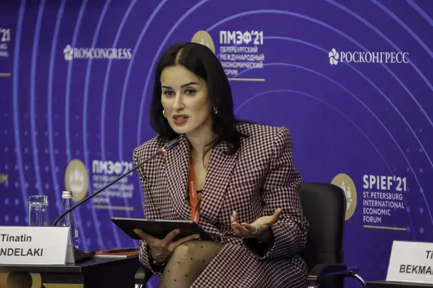 Телеведущая Тина Канделаки сообщила, что декрет «отбрасывает женщину назад»