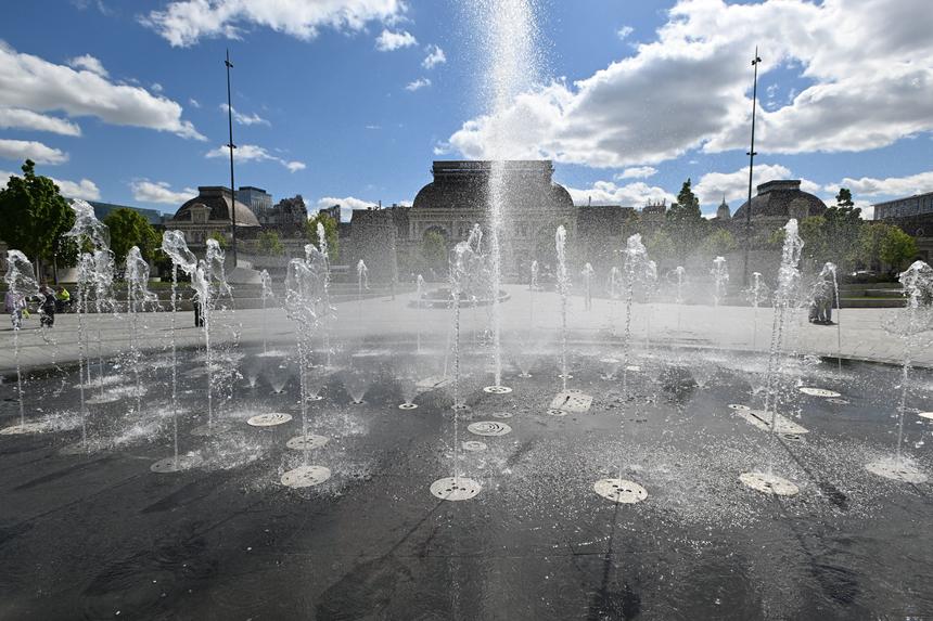 «Бабушка с дедушкой себя винили, что отпустили гулять»: школьницу убил контактный фонтан