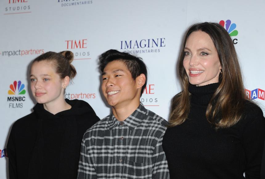 Дочь Анджелины Джоли и Брэда Питта Шайло отказалась от имени и фамилии