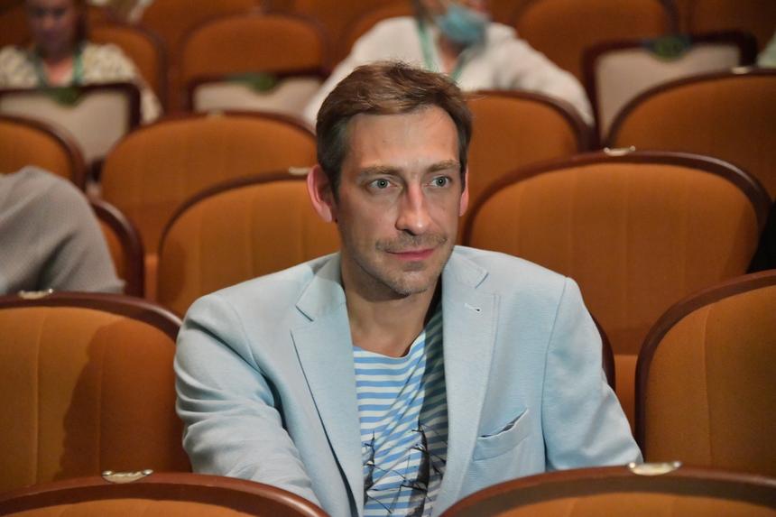 «В кино я чувствую себя более уверенно и свободно»: Артем Ткаченко о театре, знаковой роли, жене и сыновьях