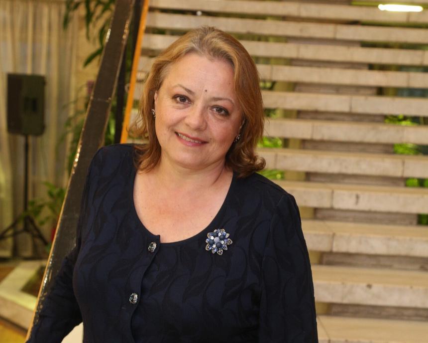 Актриса из «Школьного вальса» Елена Цыплакова появилась на премьере с тростью