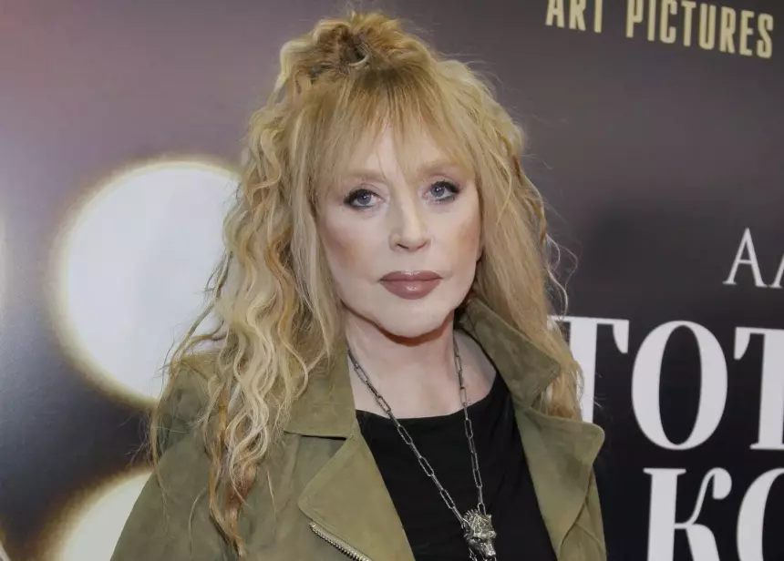 76-летнюю Аллу Пугачеву заметили в салоне красоты в молодежных рваных джинсах