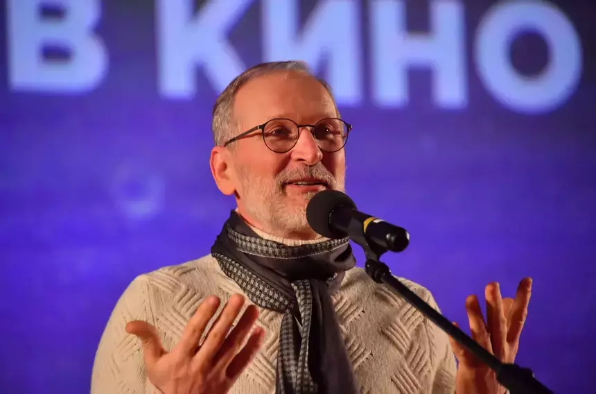 Актер Федор Добронравов высказался о романтике в отношениях с женой