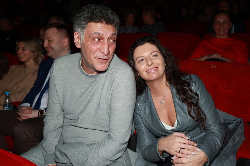 «Пока Тигран не вернется»: Маргарита Симоньян носит на руке браслет мужа и пропуск в реанимацию