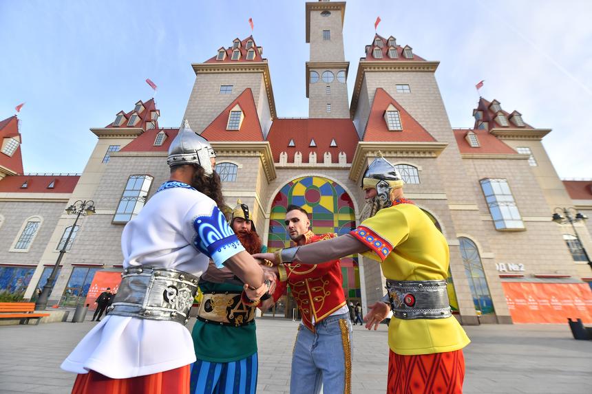 Люди застряли на огромной высоте на аттракционе в российском городе