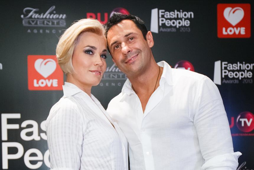 «Сидели всю ночь у моего дома»: жена Костюшкина рассказала о начале романа с певцом