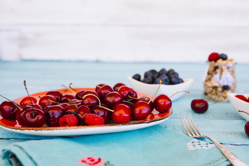 ТОП-6 летних ягод, придающих красивый оттенок загару