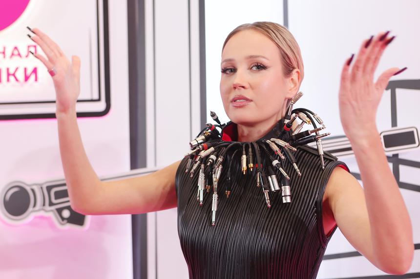 Певица Клава Кока поранила ногу о разбившийся вдребезги стеклянный куб на шоу