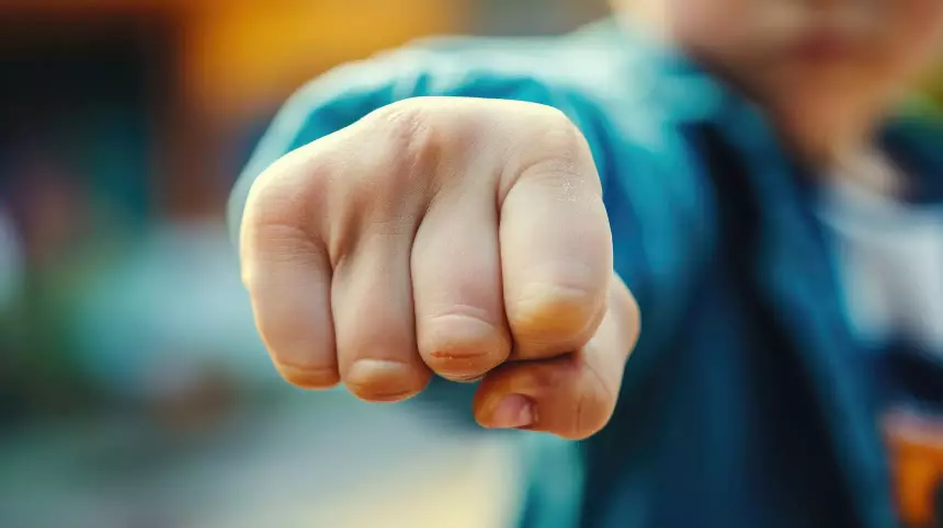 Отрабатывал серии ударов на беззащитных стариках: парень регулярно избивал пенсионеров в доме-интернате