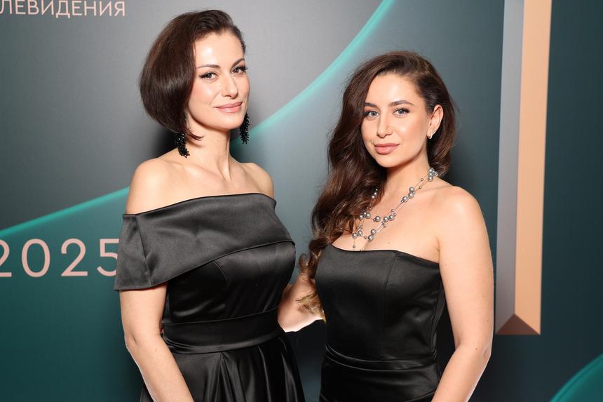 Актриса Анна Ковальчук и ее 24-летняя дочь Злата пришли на ТЭФИ в черных платьях