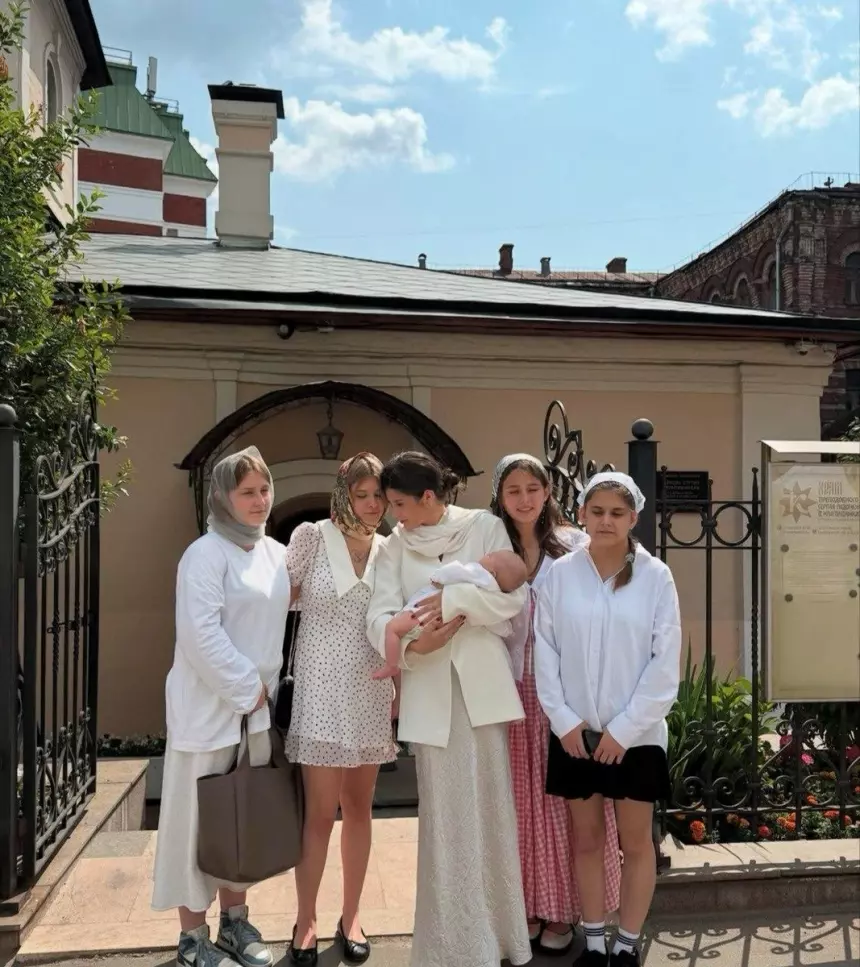 Молодая жена Александра Петрова поделилась первыми кадрами с крещения сына