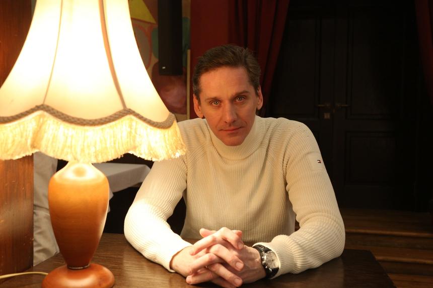 «Мама от меня отказалась, я ей больше не сын»: актер Юрий Батурин рассказал о конфликте с родителями