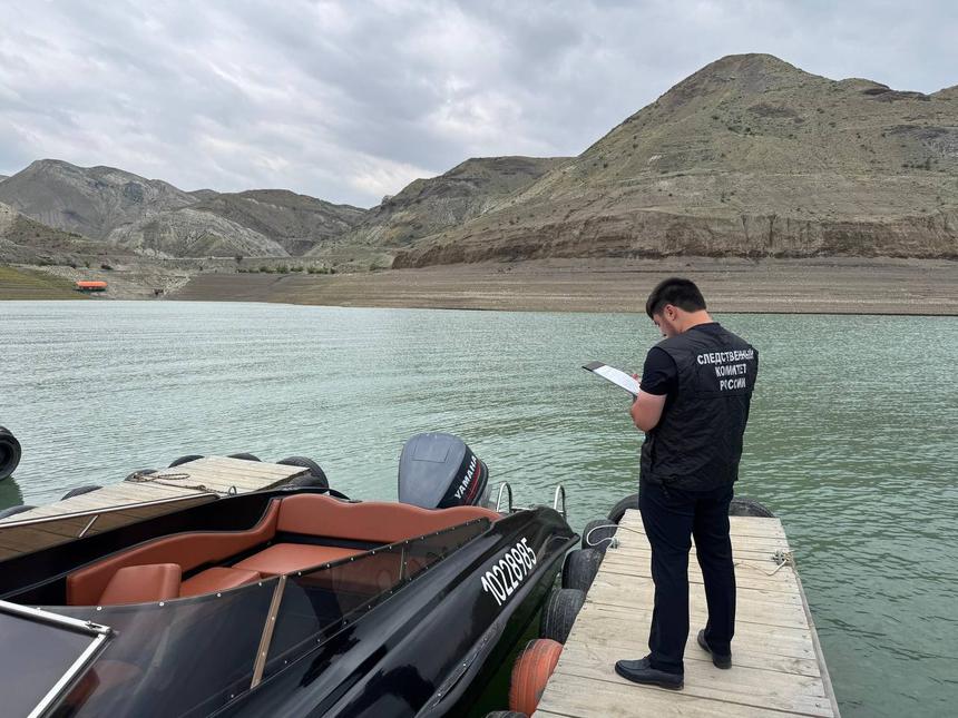 В Дагестане пассажиры катера упали за борт во время прогулки на водохранилище