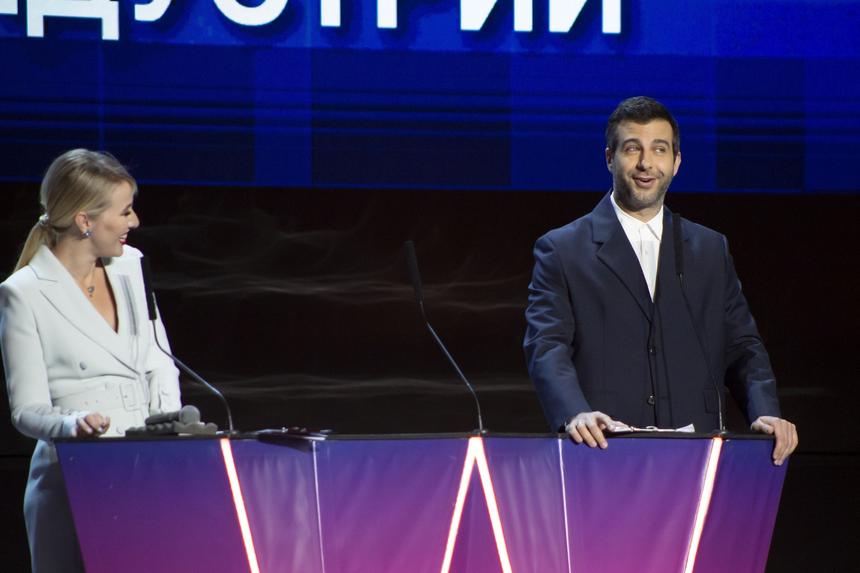 «Сидим»: Ксения Собчак сняла Ивана Урганта с усами и Филиппа Киркорова в аэропорту