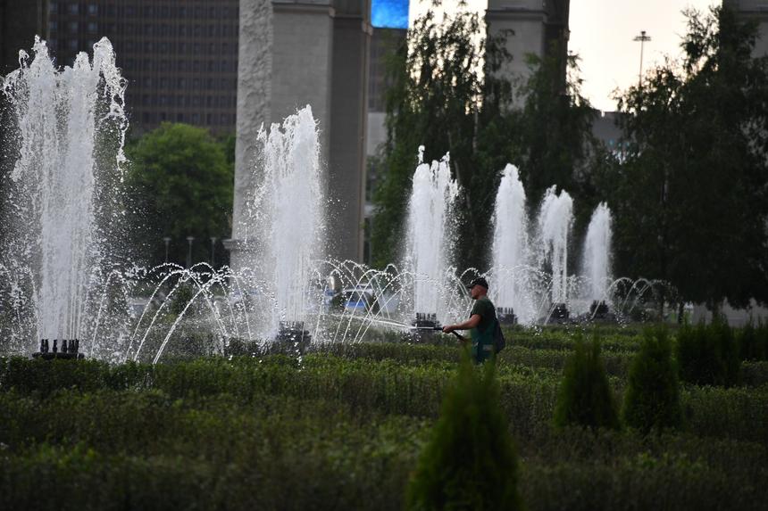 В Новосибирске женщины с детьми помылись в фонтане в центре города
