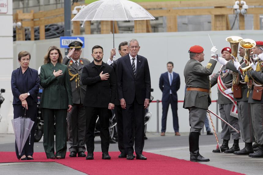 Зеленский бросил под дождем свою жену в Вене