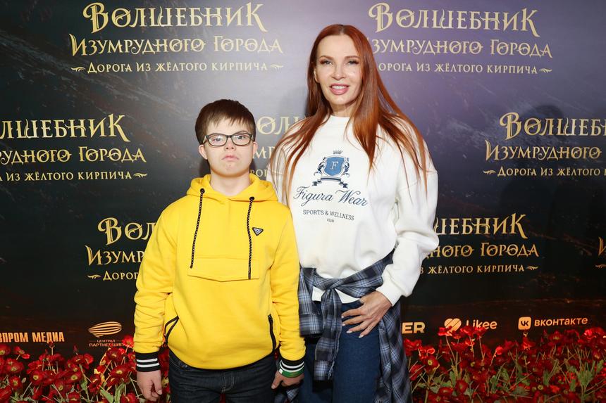 Актриса Эвелина Бледанс улетела с сыном в Турцию в «отель для особенных людей»