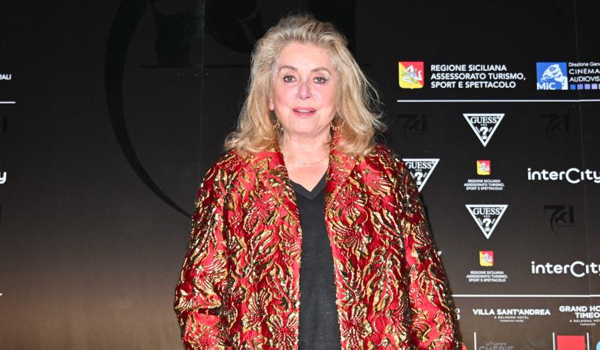 81-летняя актриса Катрин Денев появилась на кинофестивале в облегающих брюках