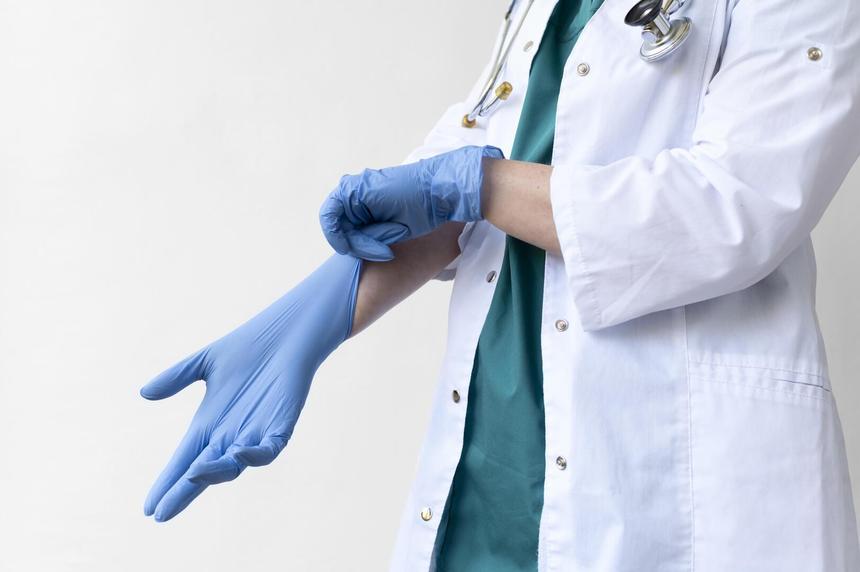 Пластического хирурга Лонскую потребовали посадить на 11 месяцев после операции, от которой ослепла Инна Борода