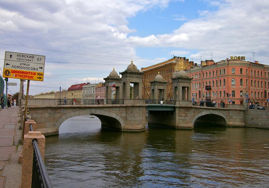 27-летняя девушка ударилась лбом о красный мост в Петербурге на водной прогулке