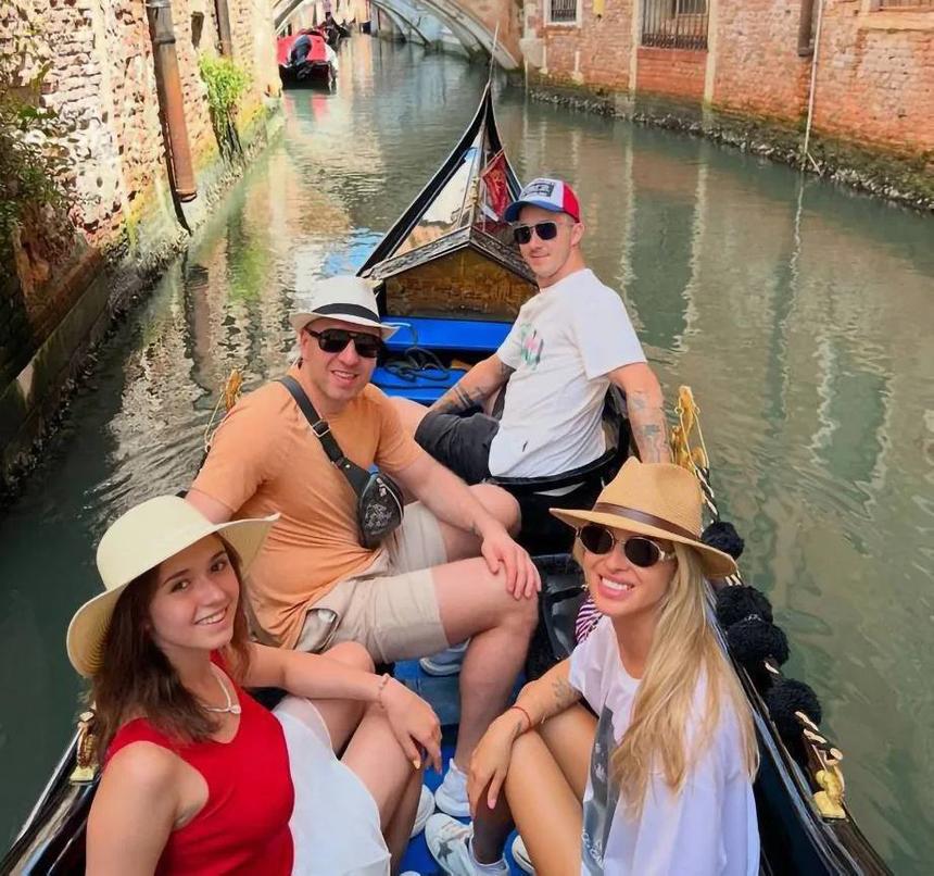 Подтвердили роман? Валиева отправилась на отдых с капитаном ЦСКА Нестеровым