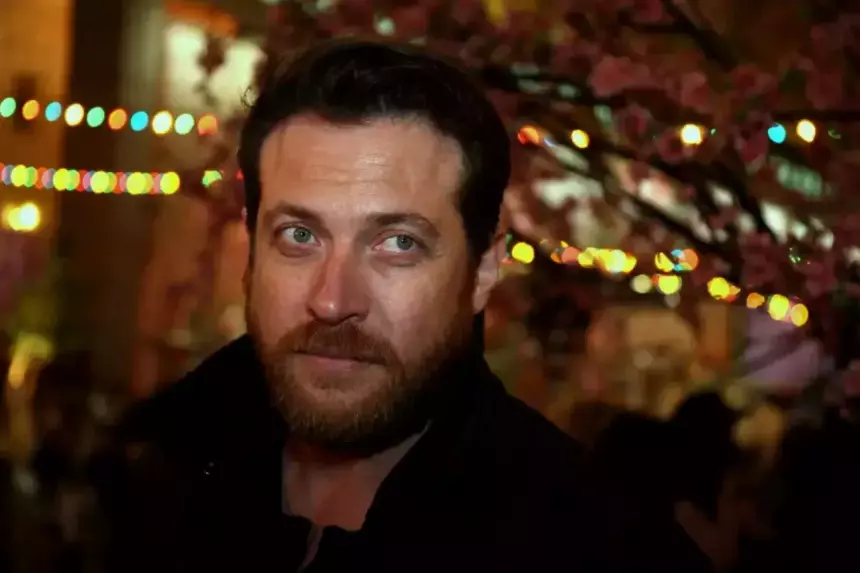 Живет в городе, который подвергается обстрелам: поклонники потеряли уехавшего в Израиль актера Кирилла Сафонова