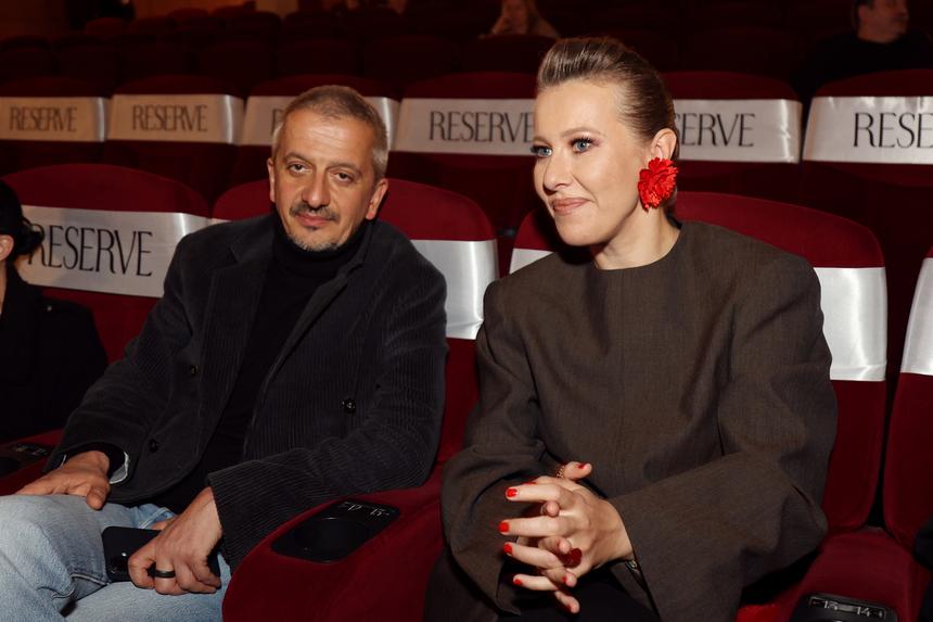 Ксения Собчак опубликовала фото с Константином Богомоловым в черной одежде