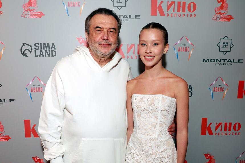 «Главное, как себя чувствует»: Алексей Учитель высказался о взрослых нарядах 16-летней дочери Анны Пересильд