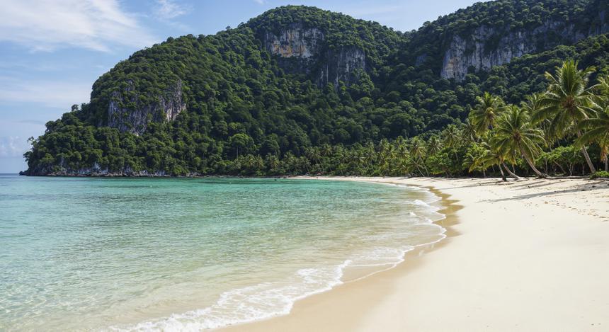 Тело обнаружили в 100 метрах от берега: турист из России погиб в Таиланде на глазах жены и сына