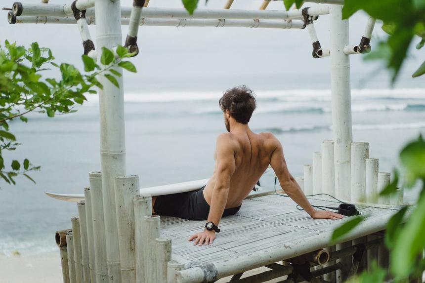 Радуется дождю и пьет коктейли: застройщик обманул десятки ипотечников и улетел в Таиланд