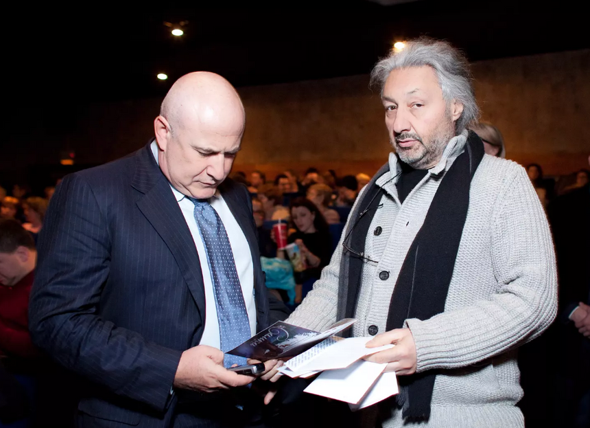 Написали коллективную жалобу: Стас Намин перегородил проезд жителям элитного дома