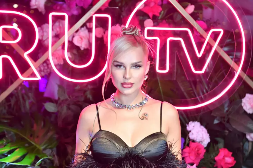 На десятую годовщину свадьбы: Пашу подарил Ханне сумку стоимостью более 5 млн рублей