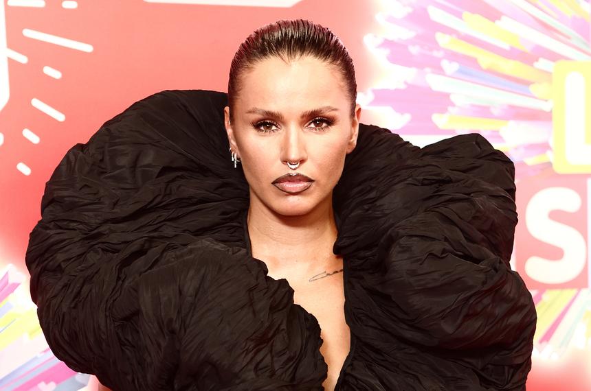 Певицу Юлию Zivert увезли в больницу после репетиции концерта: что произошло