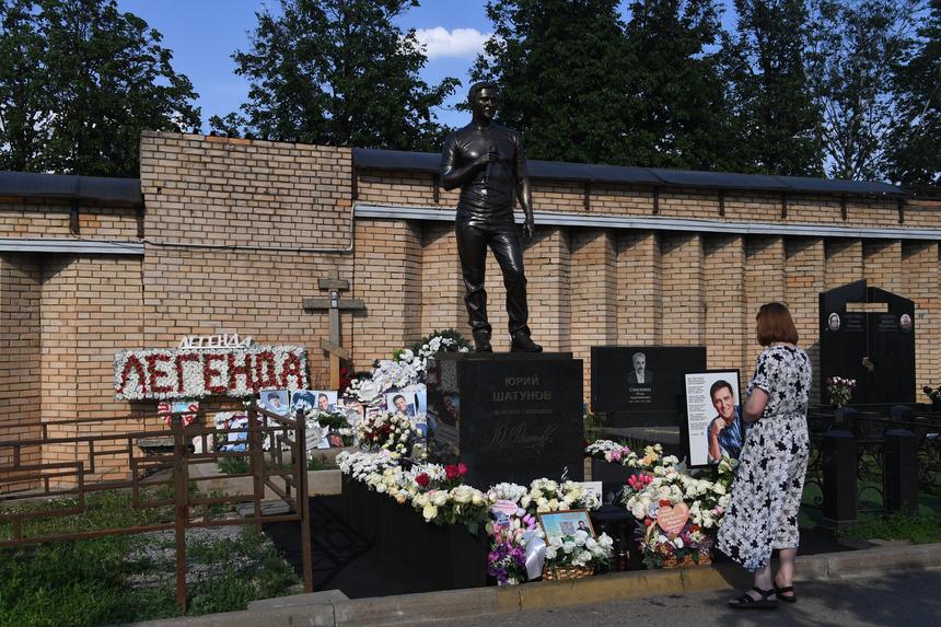 Плакаты, портреты певца и белые розы: поклонники почтили память Юрия Шатунова на его могиле