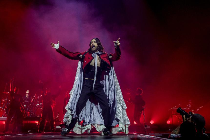 Во время заминки на концерте 30 Seconds to Mars в Казахстане публика спела «Катюшу» и «Батарейку»