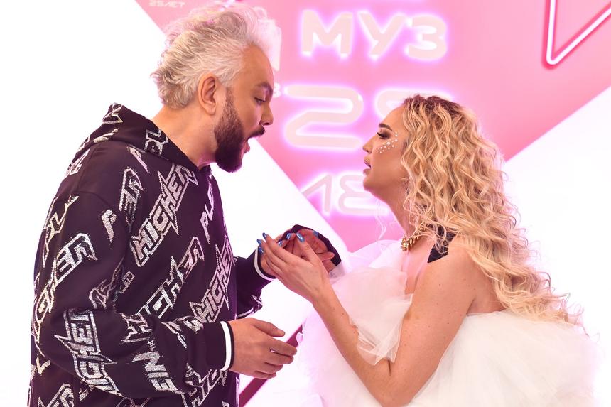 «Такие вот игры у женщин под 40»: скандальному поцелую Бузовой и Киркорова нашли объяснение