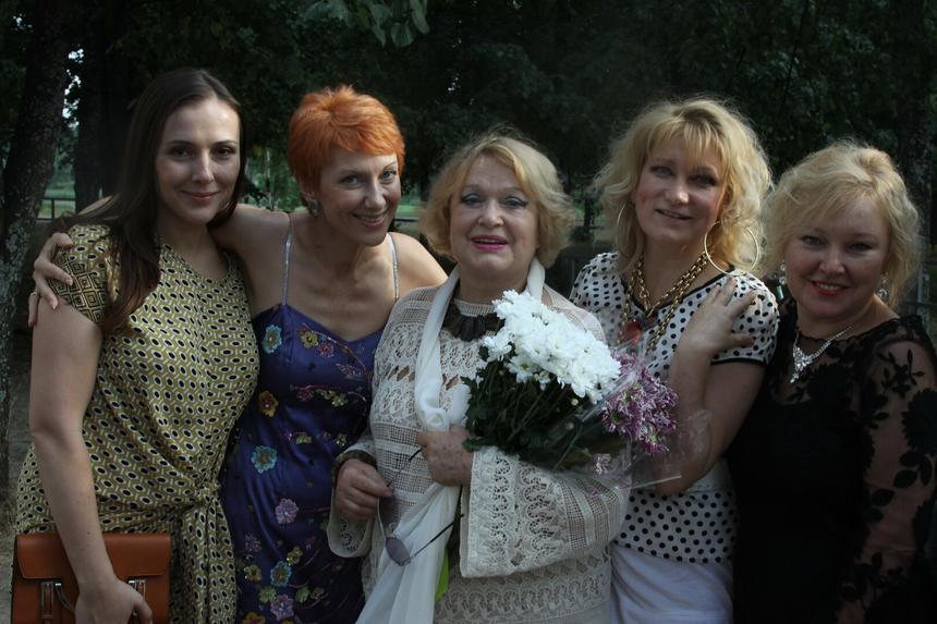 Хотели подойти к гробу: семья Валентины Талызиной попросила всех покинуть театр на прощании с актрисой