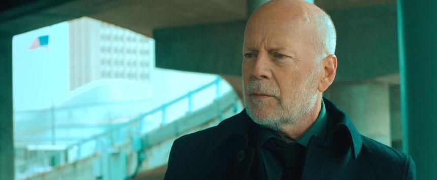 Дочери Брюса Уиллиса пришлось оправдываться перед публикой за фотографии со страдающим деменцией отцом