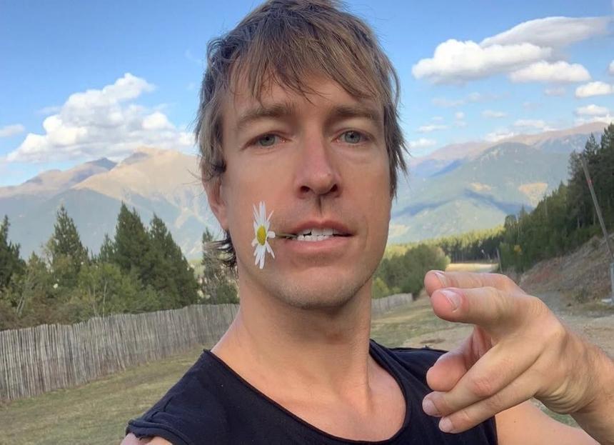 Склонение к самоубийству, вовлечение в проституцию: что грозит Алексу Лесли за организацию похабных тренингов