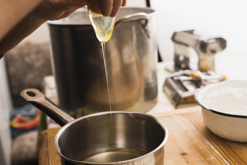 Интересовалась жестоким контентом: женщина облила мужа кипящим маслом, следуя советам из интернета