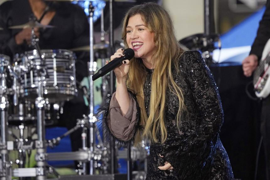 Американская телеведущая Келли Кларксон в эфире своего шоу исполнила хит группы «Тату»